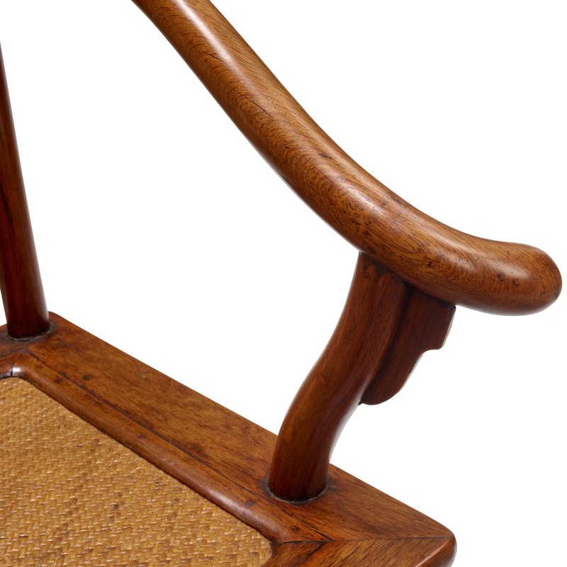 十九世紀 硬木圈椅一對 | A PAIR OF HARDWOOD HORSESHOE BACK ARMCHAIRS - 图2
