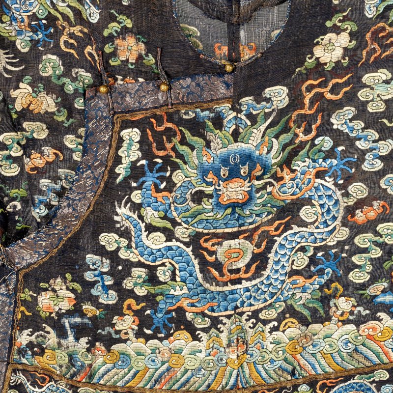 十九世紀 石青地納紗繡雲蝠龍紋朝袍 | A MIDNIGHT-BLUE EMBROIDERED GAUZE COURT ROBE, CHAO PAO - 图9