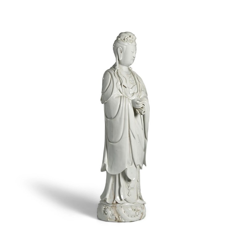 十八世紀 「博及漁人」款 德化窯白釉觀音立像 | AN IMPRESSIVE LARGE DEHUA WHITE-GLAZED FIGURE OF GUANYIN - 图4