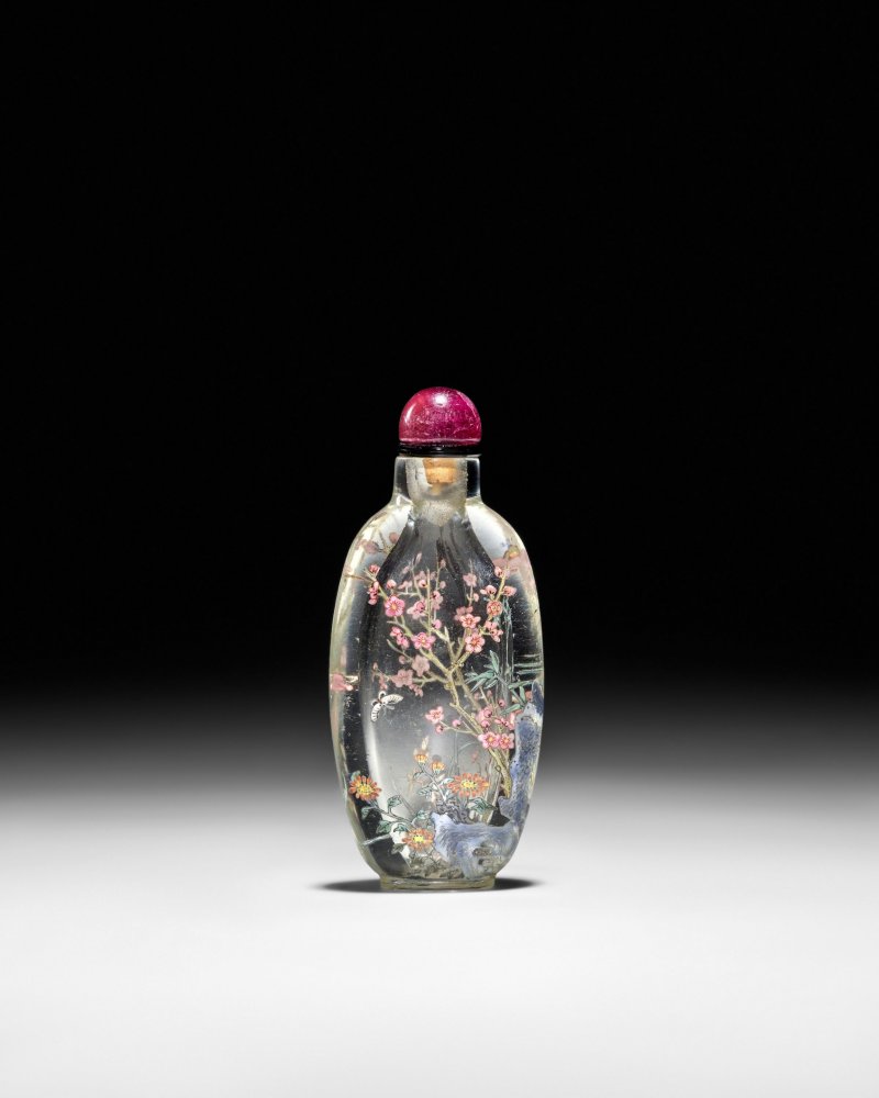 1770-1800 透明料胎畫琺瑯梅花紋鼻煙壺一件 | A FINE AND RARE CLEAR GLASS ENAMELLED SNUFF BOTTLE - 图3