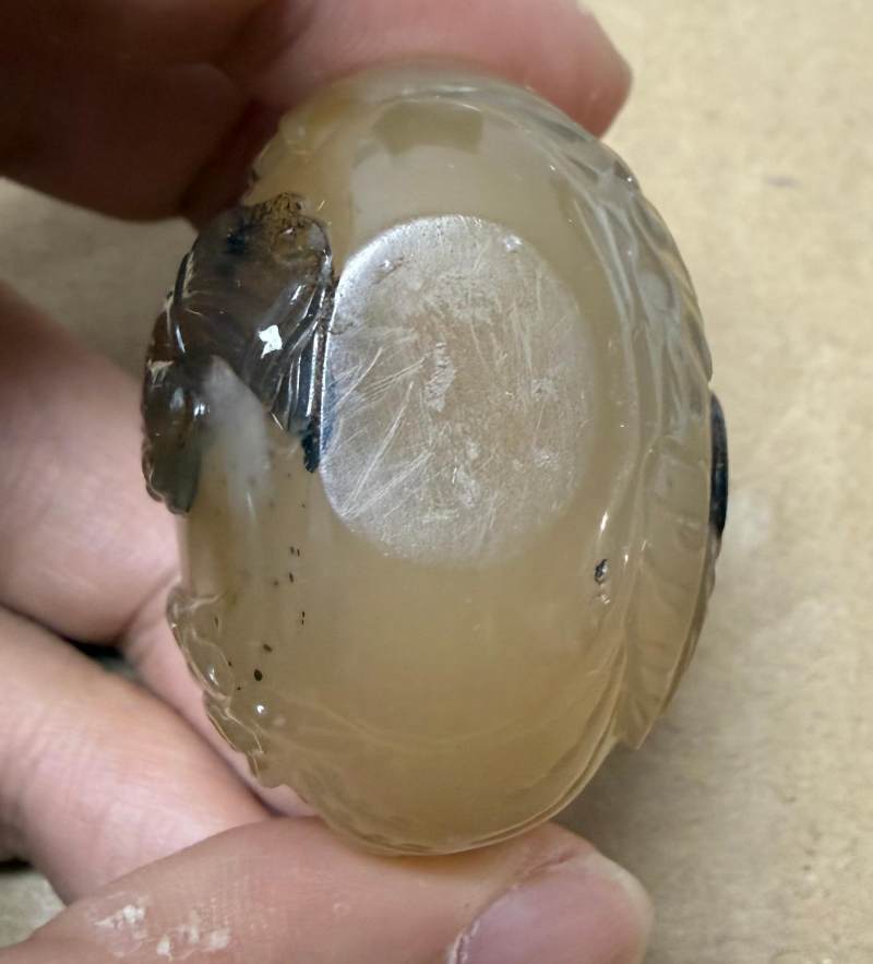 清中期  瑪瑙巧雕米芾拜石鼻煙壺 - 图7