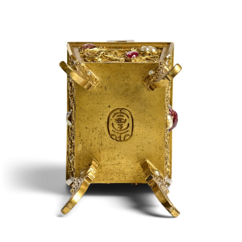 十八/十九世紀 鎏金銅嵌寳龍鳳紋方鼎 帶粉晶頂鈕木蓋 | A GILT-BRONZE GEM-INSET 'DRAGON AND PHOENIX' RECTANGULAR CENSER, FANGDING - 图2