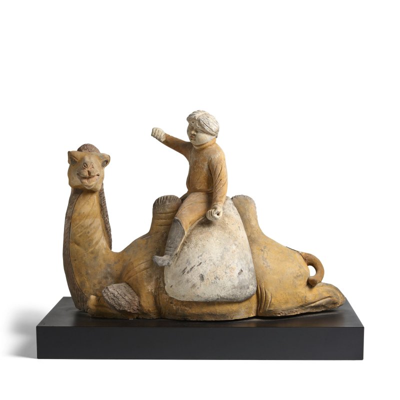 唐 加彩陶騎駝胡人俑 | A PAINTED POTTERY RECUMBENT CAMEL AND RIDER - 图4