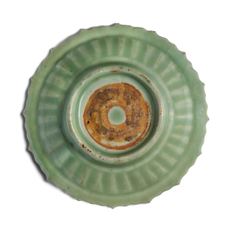 元 龍泉窯青瓷犀牛望月紋小盤 | A MOLDED LONGQUAN CELADON BARBED-RIM 'XINIU' DISH - 图3