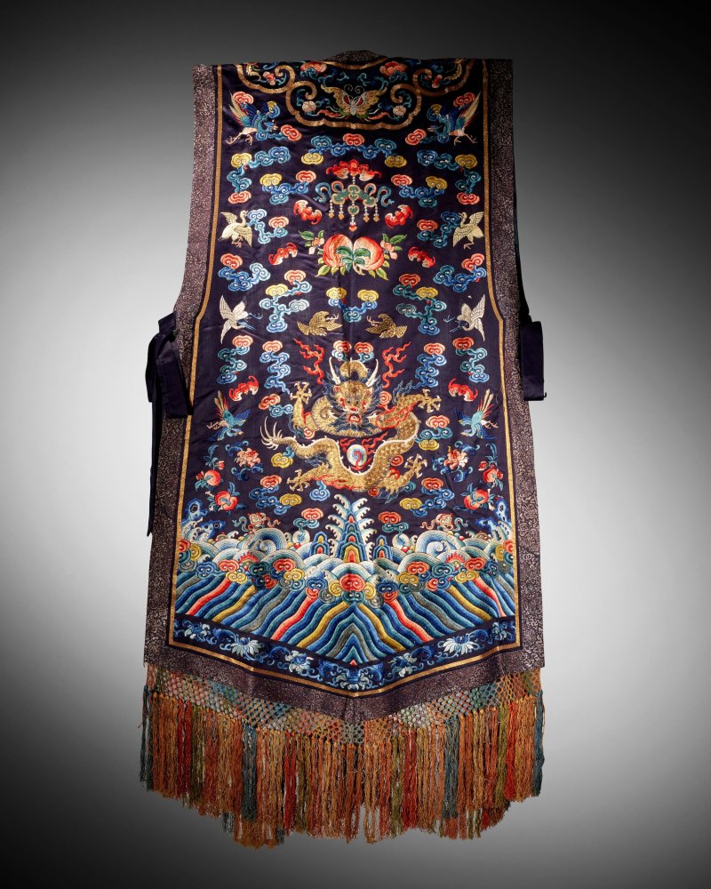 十九世紀 藏青地綉龍紋霞帔 | A SILK EMBROIDERED COURT VEST, XIAPEI - 图11