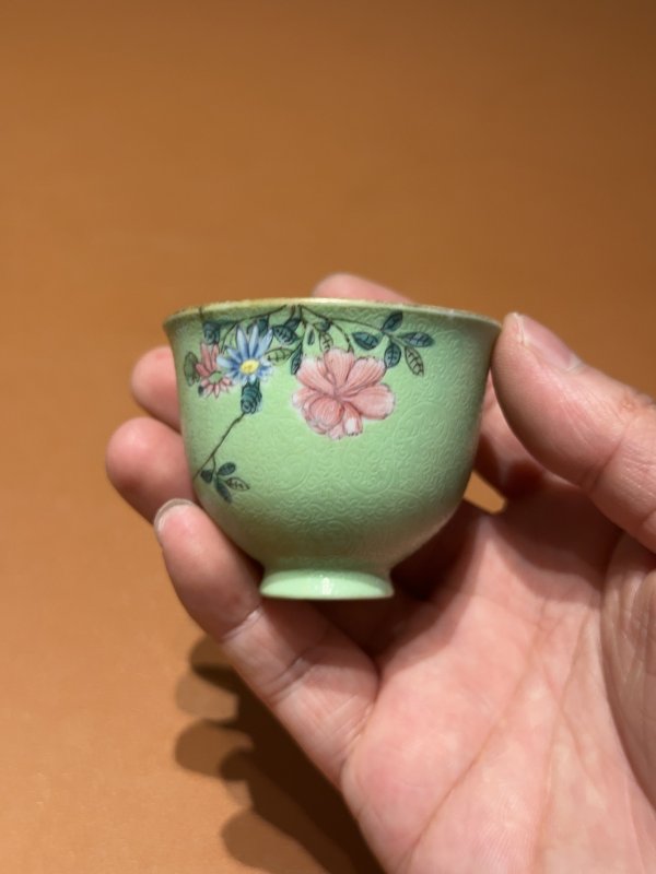 清乾隆 粉彩绿地轧道花卉纹铃铛杯 - 图3