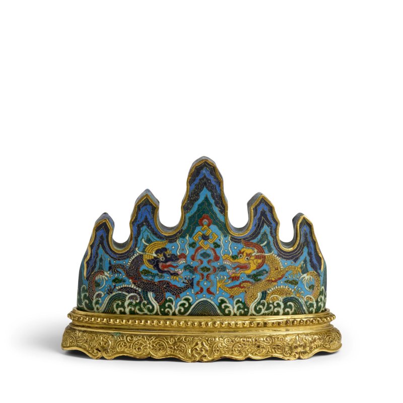 清乾隆 御製掐絲琺琅海水雙龍筆架帶銅鎏金座 | A RARE IMPERIAL CLOISONNÉ ENAMEL BRUSH REST AND STAND - 图5
