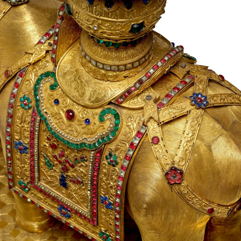 清乾隆/嘉慶 銅鎏金嵌料石太平有象托架 | A MAGNIFICENT GILT COPPER ALLOY GLASS-EMBELLISHED ELEPHANT STAND - 图16