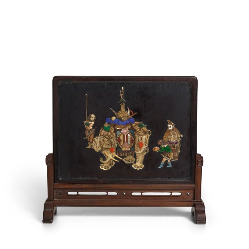 清乾隆 漆木嵌寳胡人貢象圖詩文插屏 紫檀框 後配紅木座 | A LACQUERED WOOD GEM-EMBELLISHED 'FOREIGNERS AND ELEPHANT' TABLE SCREEN - 图1