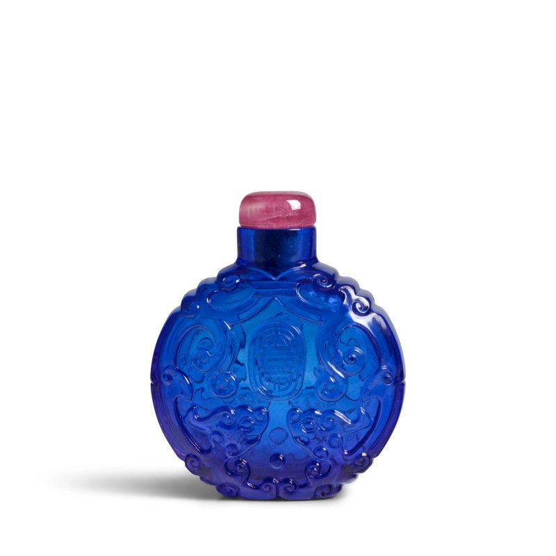 1820-1880 孔雀藍料雕夔龍捧壽紋鼻煙壺一件 | A FINE PEACOCK-BLUE GLASS SNUFF BOTTLE - 图7