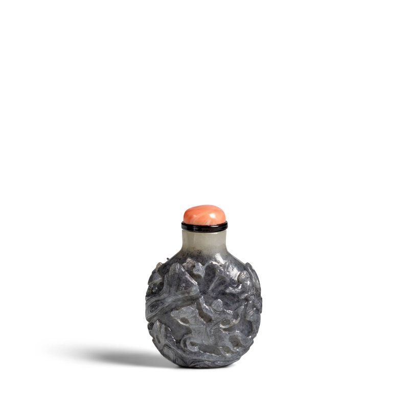 1800-1880 黑白玉雕騎射人物圖鼻煙壺一件 | A CARVED BLACK AND WHITE JADE 'MOUNTED ARCHER' SNUFF BOTTLE - 图3