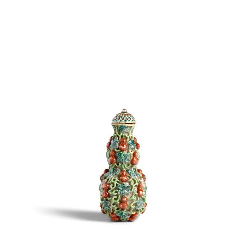 清嘉慶 粉彩浮雕纏枝葫蘆形鼻煙壺一件 | A RARE FAMILLE-ROSE DOUBLE-GOURD SNUFF BOTTLE - 图9