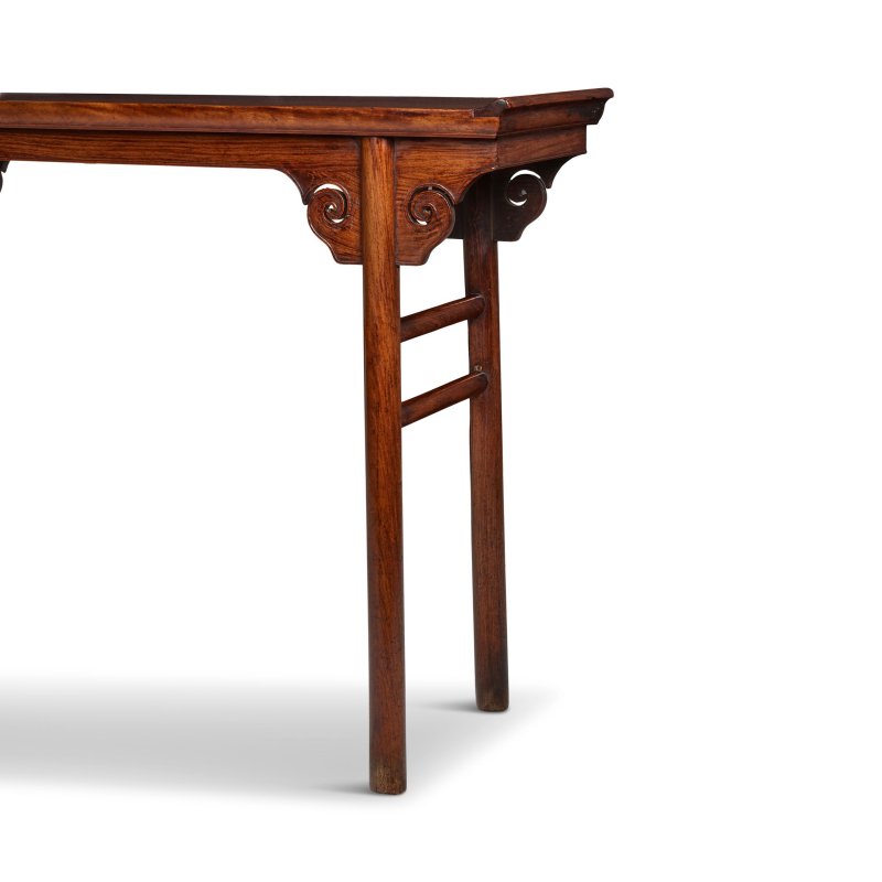 十七/十八世紀 黃花梨夾頭雲紋牙榫翹頭案 | A HUANGHUALI RECESSED-LEG TABLE - 图3