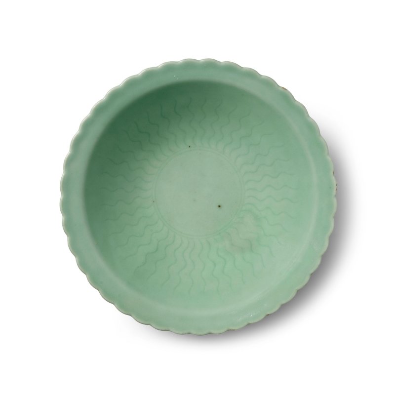 清乾隆 青花「大清乾隆年製」篆書款 粉青釉刻浪紋花口折沿碗 | A CELADON-GLAZED FLORAL BOWL - 图1
