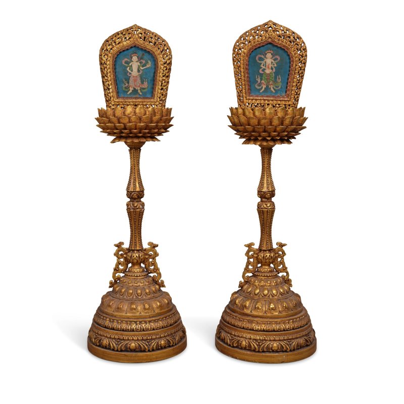 十八/十九世紀 木雕漆金佛供一對 | A PAIR OF LARGE GILT-LACQUERED CARVED WOOD LOTUS ALTAR STANDS - 图1