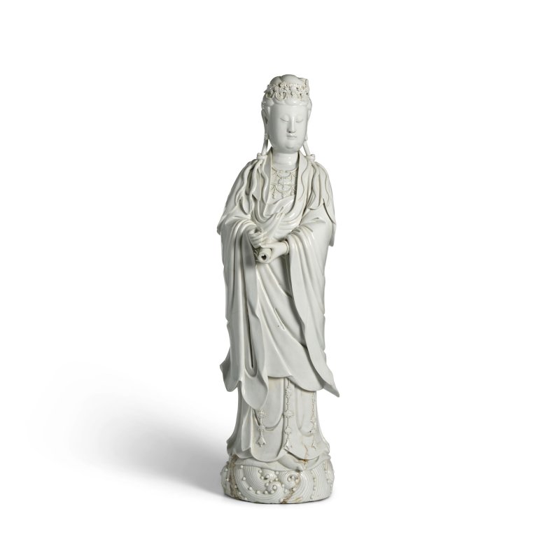 十八世紀 「博及漁人」款 德化窯白釉觀音立像 | AN IMPRESSIVE LARGE DEHUA WHITE-GLAZED FIGURE OF GUANYIN - 图5