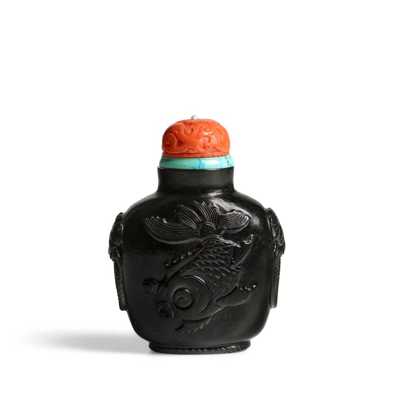 1750-1820 墨玉雕舖首啣環鯉魚紋鼻煙壺一件 | A BLACK JADE 'DOUBLE CARP' SNUFF BOTTLE - 图9