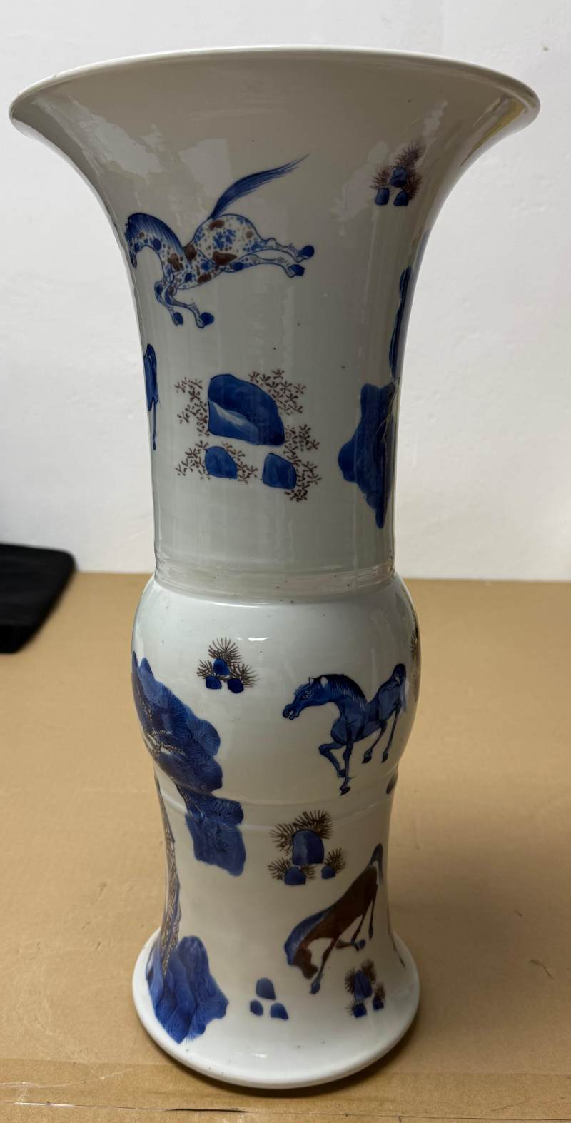 清康熙 青花釉裏紅八駿圖花觚 - 图3