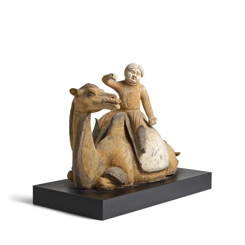 唐 加彩陶騎駝胡人俑 | A PAINTED POTTERY RECUMBENT CAMEL AND RIDER - 图5
