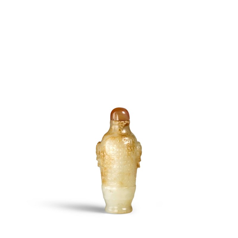 1750-1820 白玉帶皮雕卷雲紋舖首啣環鼻煙壺一件 | A RARE RUSSET-TINGED CARVED WHITE JADE BANDED SNUFF BOTTLE