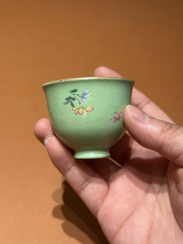 清乾隆 粉彩绿地轧道花卉纹铃铛杯 - 图4