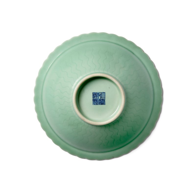 清乾隆 青花「大清乾隆年製」篆書款 粉青釉刻浪紋花口折沿碗 | A CELADON-GLAZED FLORAL BOWL - 图2