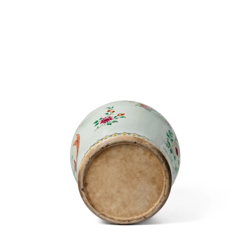 清乾隆 粉彩牡丹鳳紋蓋瓶 | A FAMILLE-ROSE 'PHOENIX' BALUSTER JAR AND COVER - 图2