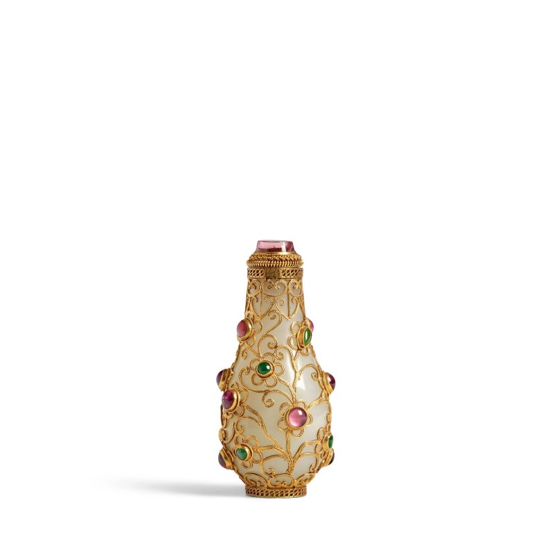 1850-1940 白玉套鎏金累絲嵌料珠鼻煙壺一件 | A GILT AND CABUCHON-MOUNTED WHITE JADE SNUFF BOTTLE - 图3