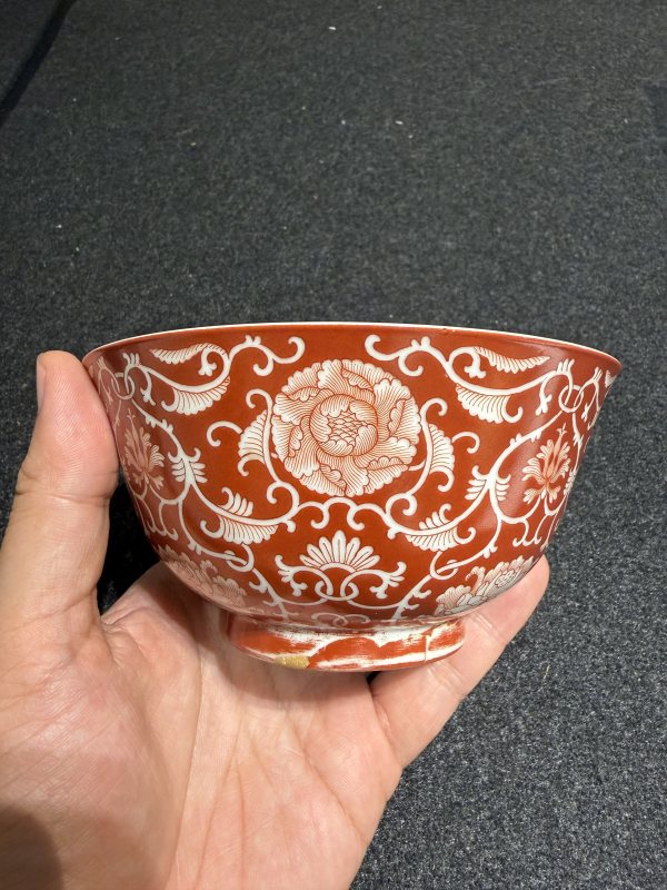 清嘉慶 礬紅留白纏枝花卉紋碗 - 图4