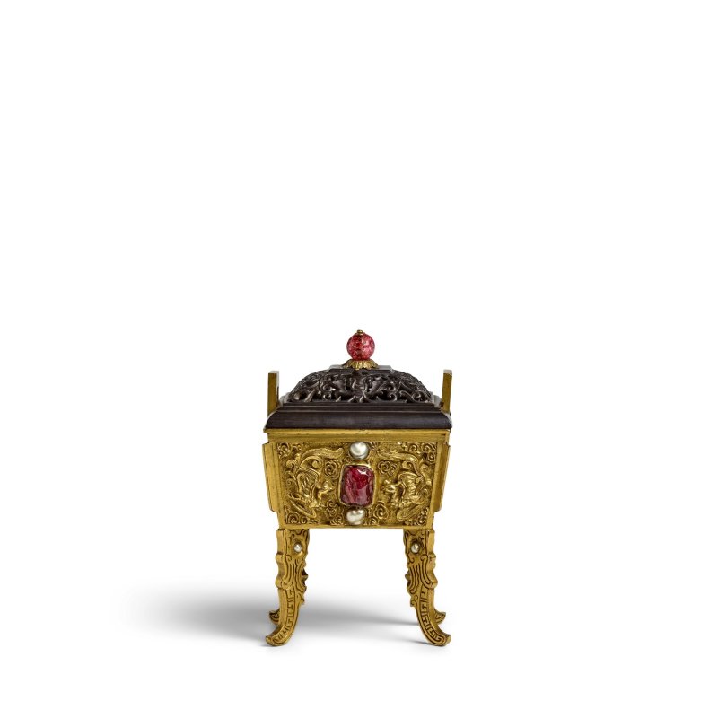 十八/十九世紀 鎏金銅嵌寳龍鳳紋方鼎 帶粉晶頂鈕木蓋 | A GILT-BRONZE GEM-INSET 'DRAGON AND PHOENIX' RECTANGULAR CENSER, FANGDING - 图4