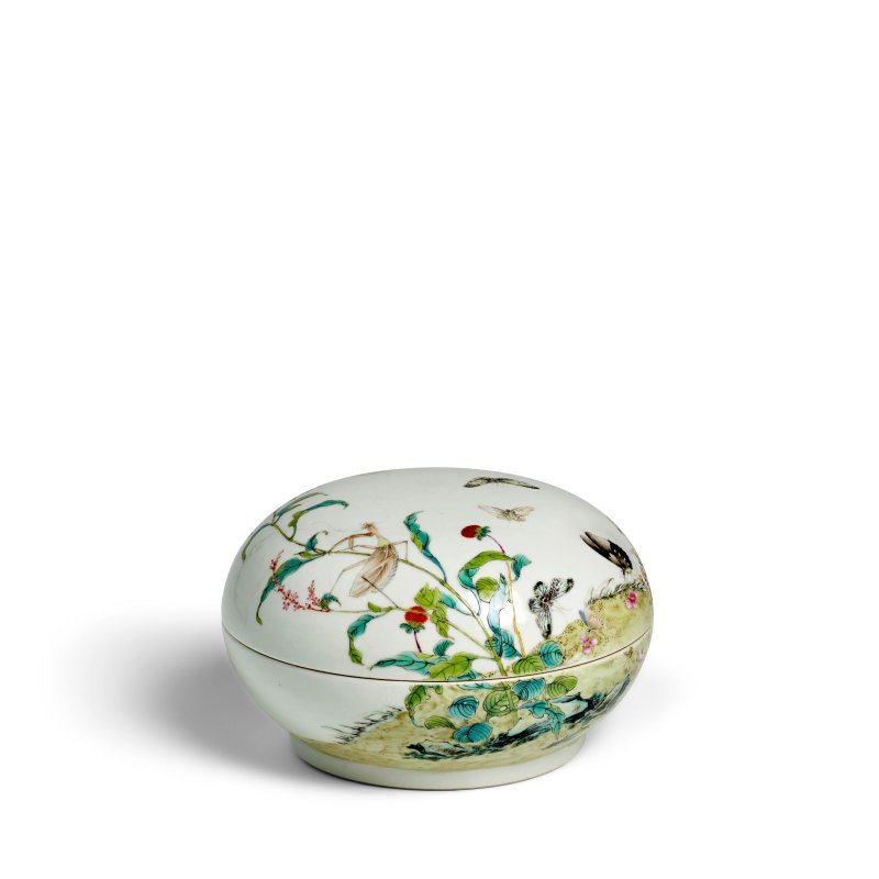清道光 礬紅「慎德堂製」四字楷書款 粉彩花蝶紋蓋盒 | A FAMILLE-ROSE 'BUTTERFLY AND FLOWER' CIRCULAR BOX AND COVER - 图8