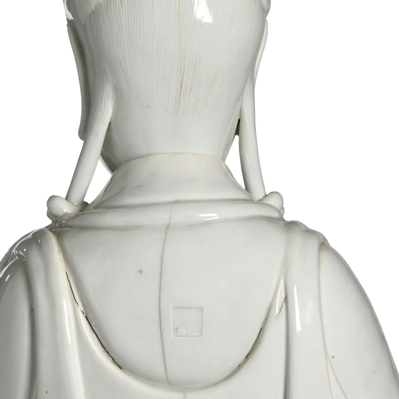 十八世紀 「博及漁人」款 德化窯白釉觀音立像 | AN IMPRESSIVE LARGE DEHUA WHITE-GLAZED FIGURE OF GUANYIN - 图6