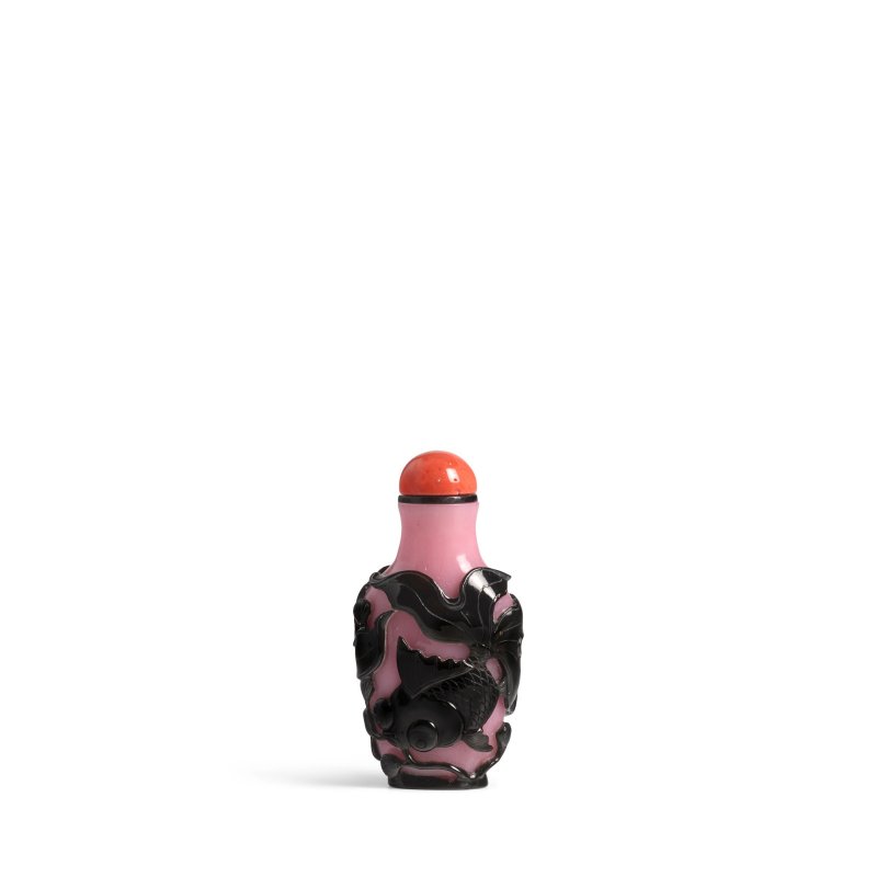 1820-1880 粉紅地套黑料雕雙鯉鼻煙壺一件 | A PINK GLASS OVERLAY 'SWIMMING GOLDFISH' SNUFF BOTTLE