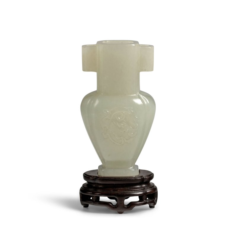 十九世紀 白玉雕螭龍紋貫耳小瓶 | A WHITE JADE MINIATURE 'CHILONG' HANDLED VASE - 图4