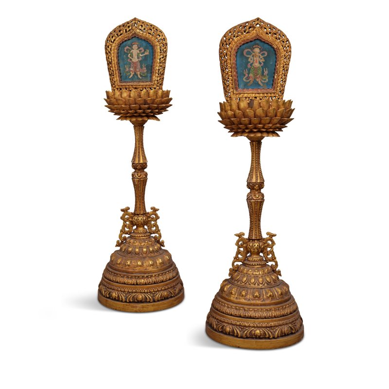 十八/十九世紀 木雕漆金佛供一對 | A PAIR OF LARGE GILT-LACQUERED CARVED WOOD LOTUS ALTAR STANDS - 图2