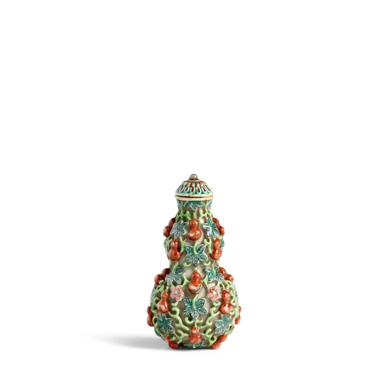 清嘉慶 粉彩浮雕纏枝葫蘆形鼻煙壺一件 | A RARE FAMILLE-ROSE DOUBLE-GOURD SNUFF BOTTLE