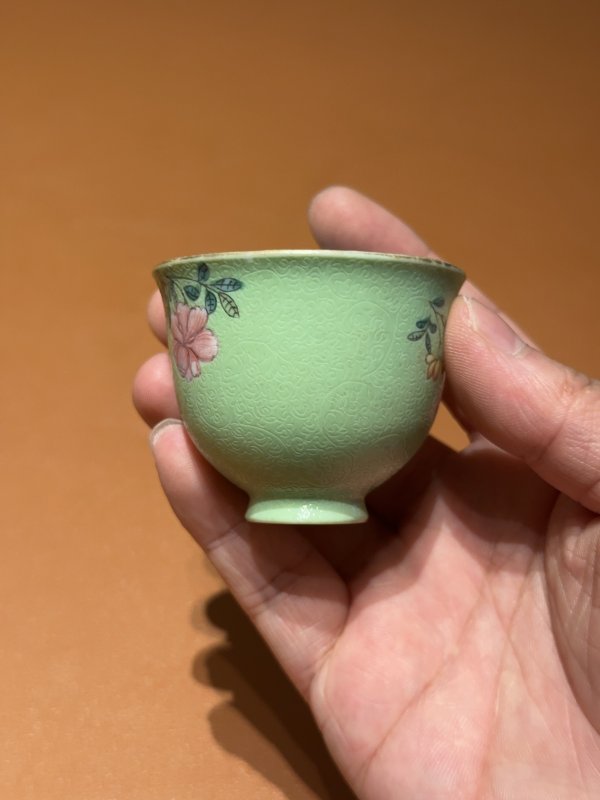 清乾隆 粉彩绿地轧道花卉纹铃铛杯 - 图5