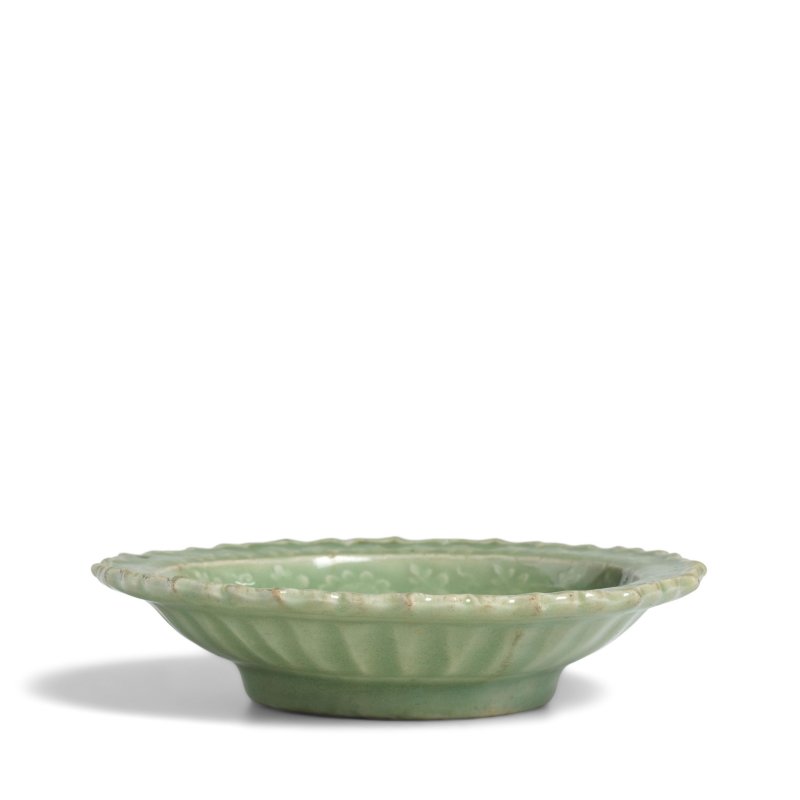 元 龍泉窯青瓷犀牛望月紋小盤 | A MOLDED LONGQUAN CELADON BARBED-RIM 'XINIU' DISH - 图5