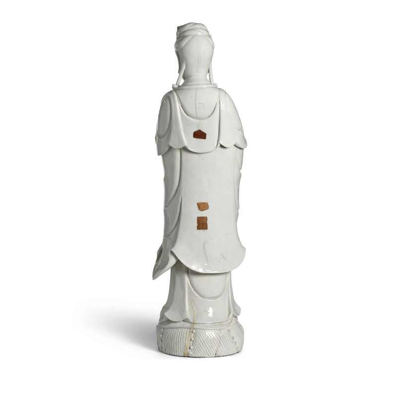 十八世紀 「博及漁人」款 德化窯白釉觀音立像 | AN IMPRESSIVE LARGE DEHUA WHITE-GLAZED FIGURE OF GUANYIN - 图7