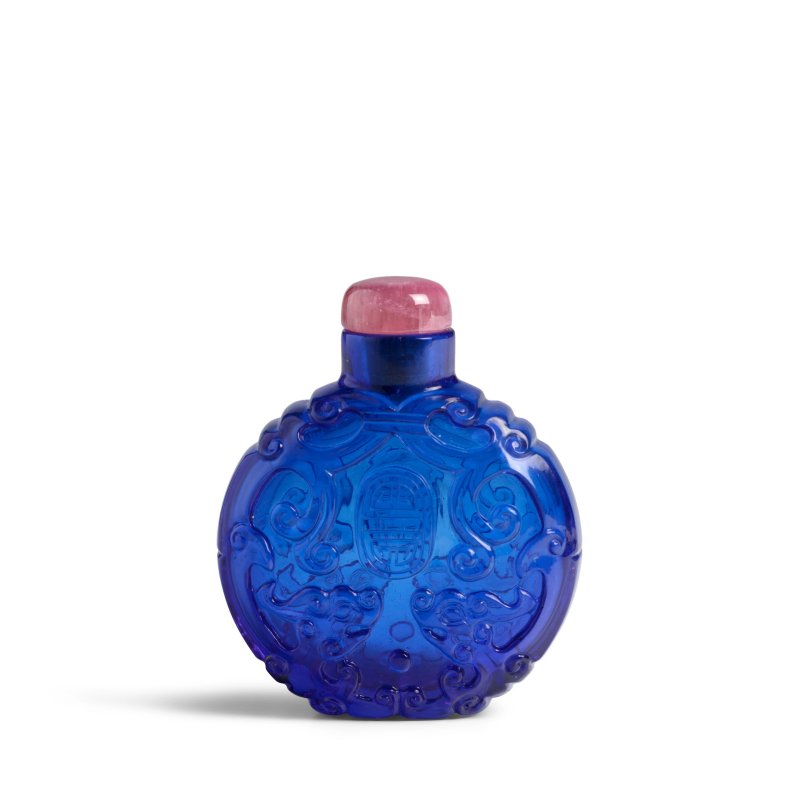 1820-1880 孔雀藍料雕夔龍捧壽紋鼻煙壺一件 | A FINE PEACOCK-BLUE GLASS SNUFF BOTTLE