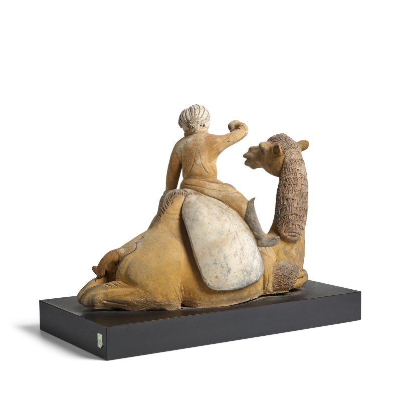 唐 加彩陶騎駝胡人俑 | A PAINTED POTTERY RECUMBENT CAMEL AND RIDER - 图7