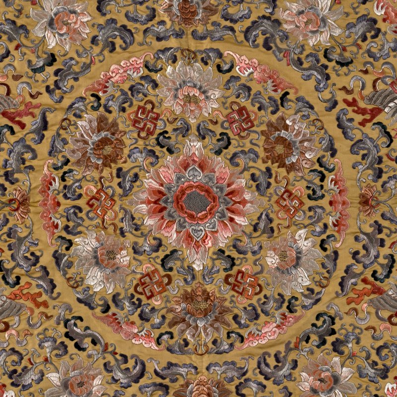 十九世紀 黃地繡纏枝蓮花牡丹紋炕面 | A YELLOW-GROUND SILK EMBROIDERED 'LOTUS AND PEONY' KANG CUSHION COVER - 图6