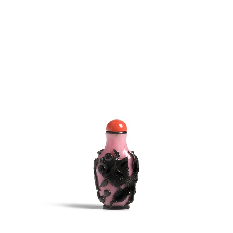 1820-1880 粉紅地套黑料雕雙鯉鼻煙壺一件 | A PINK GLASS OVERLAY 'SWIMMING GOLDFISH' SNUFF BOTTLE - 图2