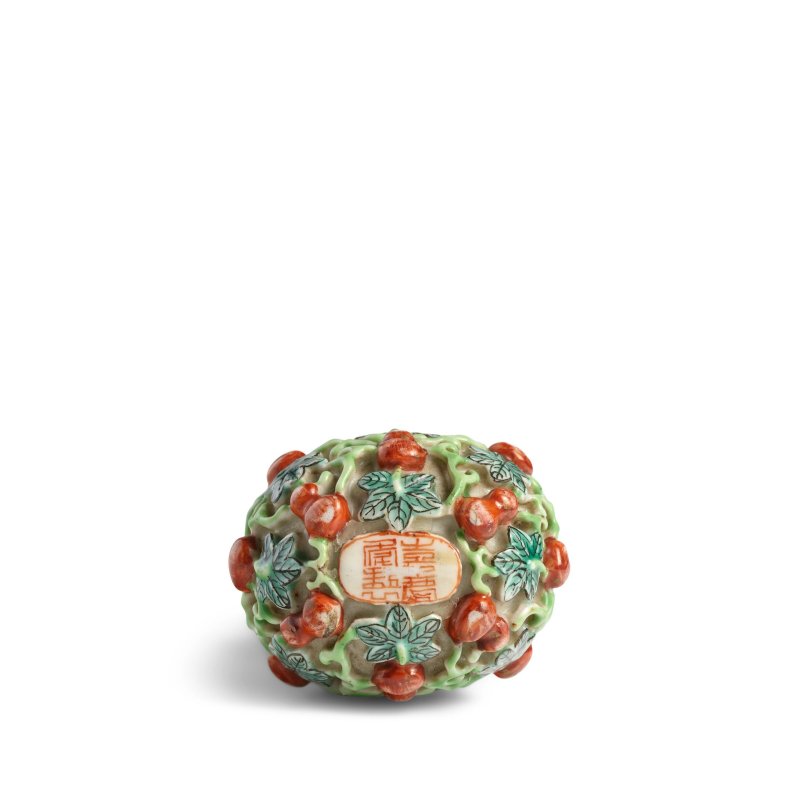 清嘉慶 粉彩浮雕纏枝葫蘆形鼻煙壺一件 | A RARE FAMILLE-ROSE DOUBLE-GOURD SNUFF BOTTLE - 图2
