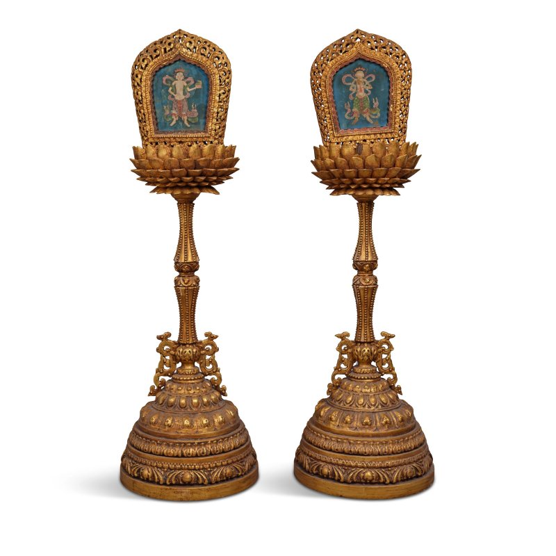 十八/十九世紀 木雕漆金佛供一對 | A PAIR OF LARGE GILT-LACQUERED CARVED WOOD LOTUS ALTAR STANDS - 图3