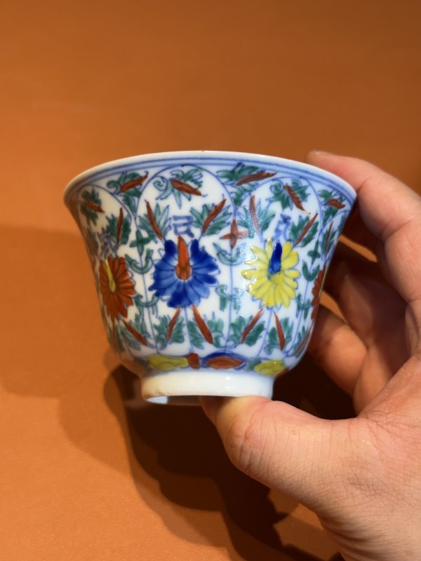 晚清 清晚期 斗彩莲托八宝纹杯 - 图2