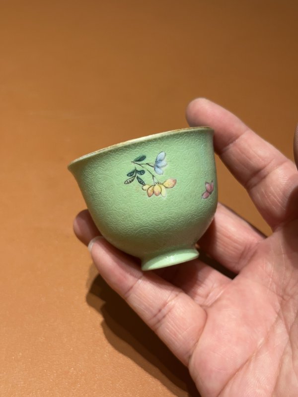 清乾隆 粉彩绿地轧道花卉纹铃铛杯 - 图6