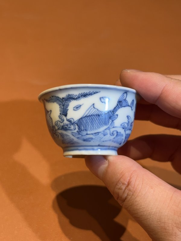 明万历 青花淡描鱼藻纹牛眼杯 - 图3