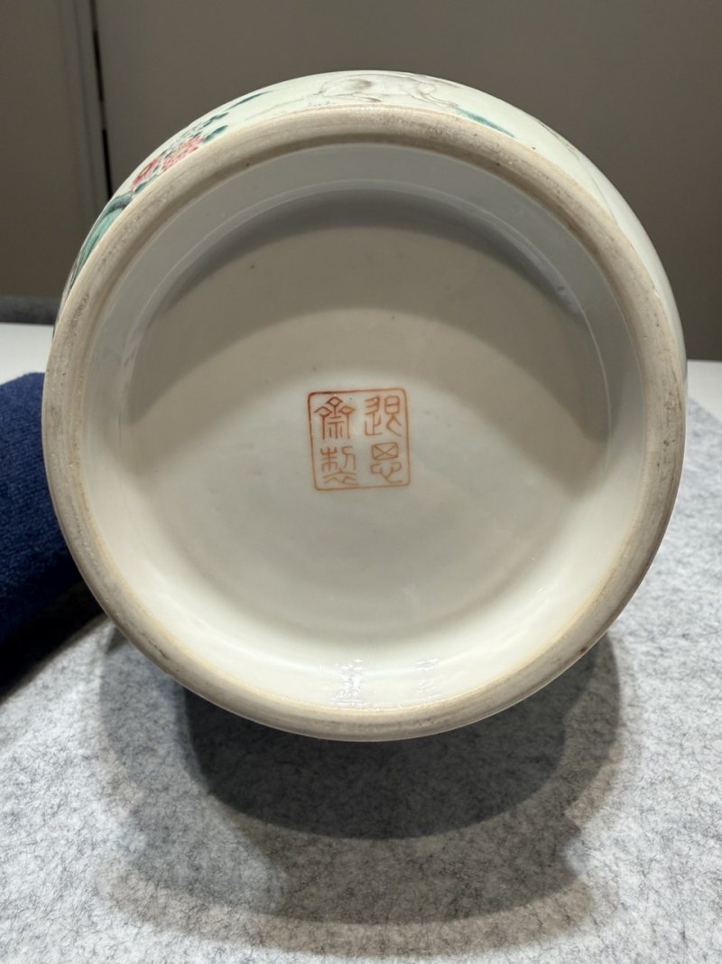清 “退思齋”款粉彩喜上眉梢圖長頸瓶 - 图5