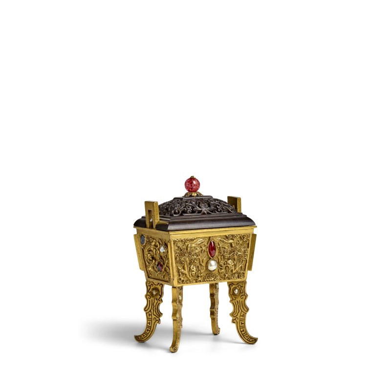十八/十九世紀 鎏金銅嵌寳龍鳳紋方鼎 帶粉晶頂鈕木蓋 | A GILT-BRONZE GEM-INSET 'DRAGON AND PHOENIX' RECTANGULAR CENSER, FANGDING - 图6